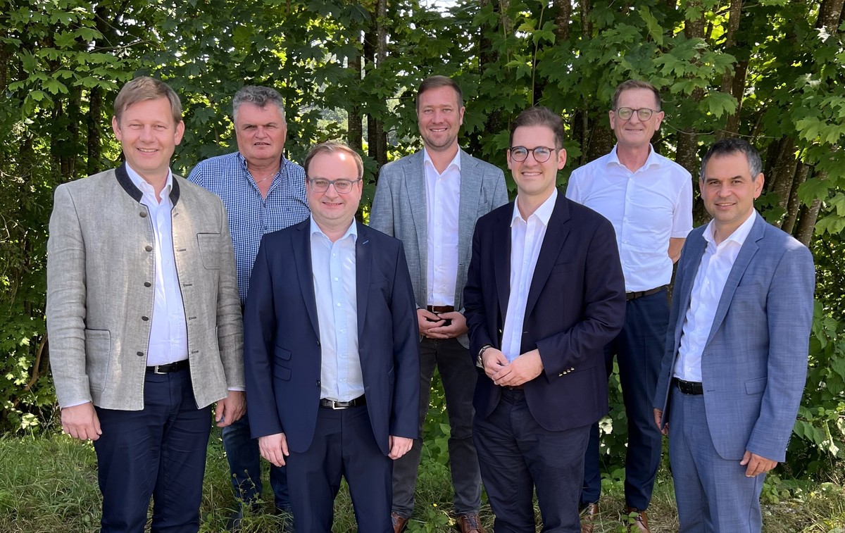 Foto (Abgeordnetenbro Erndl): (v. l.) MdB Thomas Erndl, Klaus Seitzinger, MdL Stefan Meyer, MdL Josef Heisl, MdB Stephan Pilsinger, Josef Mader und Landrat Kneidinger, Josef Mader.