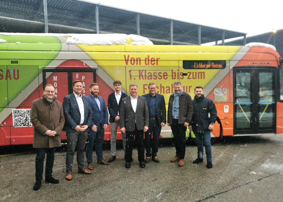 Foto (Stefanie Starke): (v. l.) MdL Stefan Meyer, MdL Josef Heisl, Cornelius Riedmann, Felix Eichberger, Staatsminister Christian Bernreiter, Harald und Manfred Eichberger und Eugen Weigand.