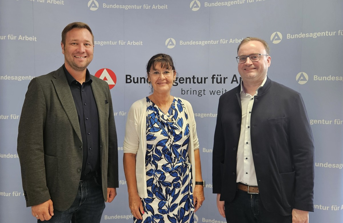 Foto (Stefanie Starke): (v. l.) MdL Josef Heisl, Eva-Maria Kelch, Leiterin der Agentur fr Arbeit in Passau und MdL Stefan Meyer. 