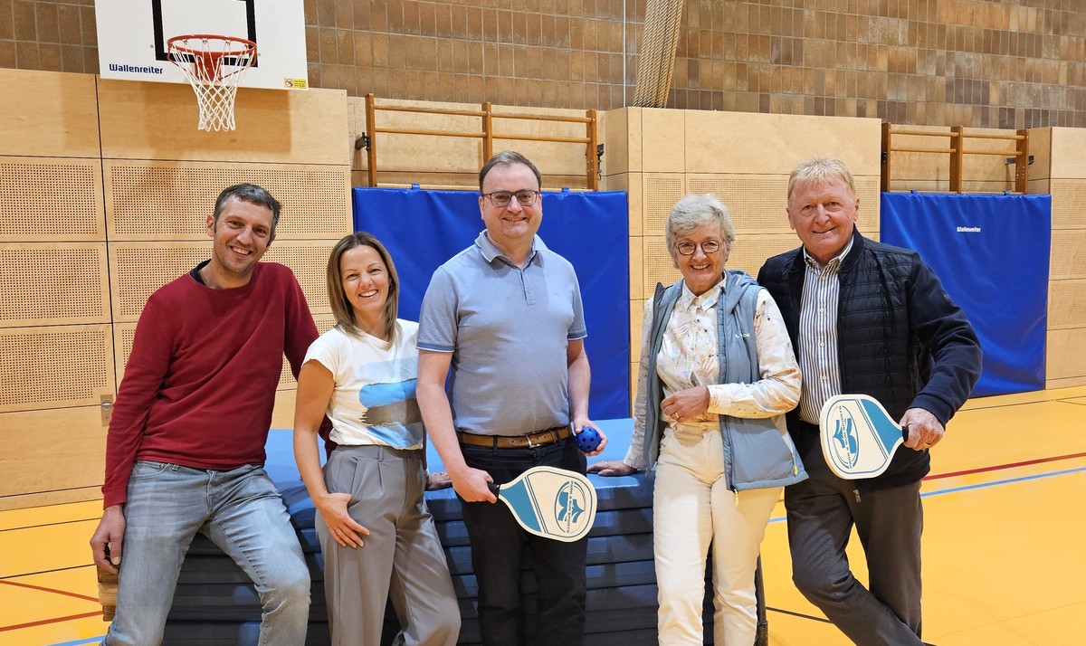  Foto (Stefanie Starke): (v. l.) Frank Gutsmidl (Vereinsvorsitzender), Martina Kutz (Landratsamt Passau), MdL Stefan Meyer, Waltraud Prins-Spichtinger (frhere Vorsitzende) und Walter Knoller (BLSV).