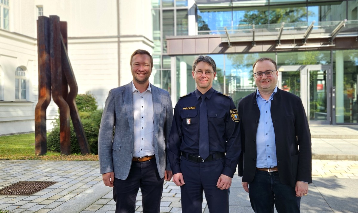 Foto (Stefanie Starke): (v. l.) MdL Josef Heisl, Polizeiprsident Roland Kerscher und MdL Stefan Meyer.