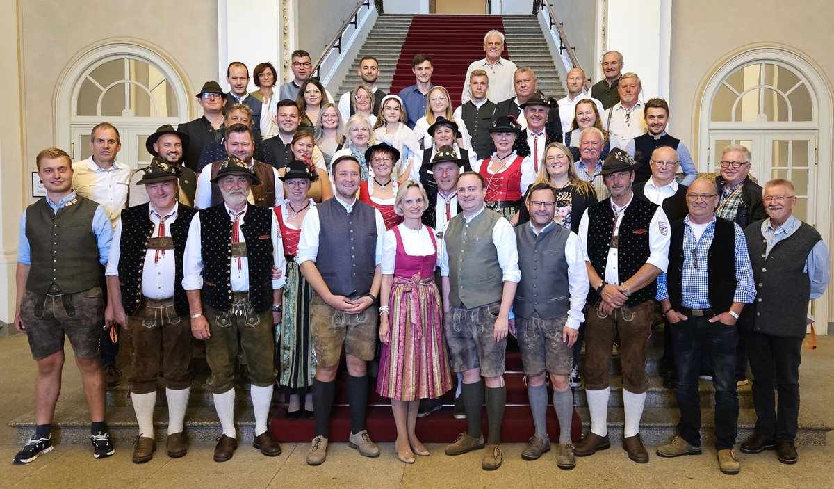 Foto (Stefanie Starke): MdL Stefan Meyer (5. v. r.), MdL Josef Heisl (5. v. l.) mit den beiden Bezirksrten Cornelia Wasner-Sommer und Stephan Gawlik und weiteren Teilnehmern der Besucherfahrt in den Bayerischen Landtag. 