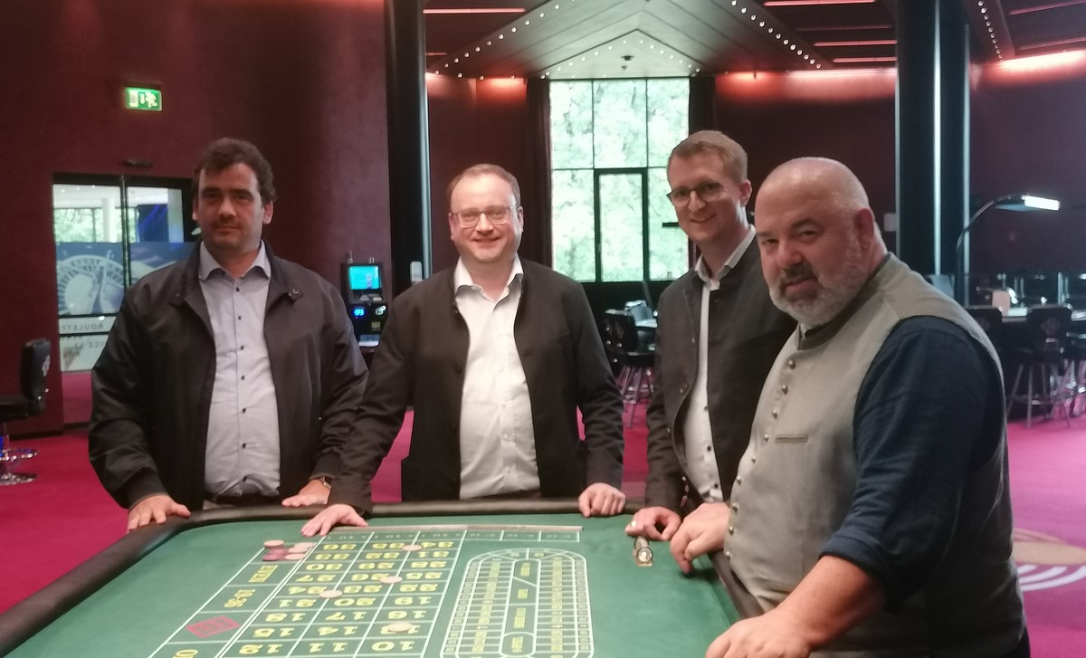 Foto (Thomas Hansbauer): (v. l.) CSU-Ortsvorsitzender Stefan Hafurter, MdL Stefan Meyer, 1. Brgermeister Bad Fssing Tobias Kurz und Spielbankdirektor Ralf Samland.