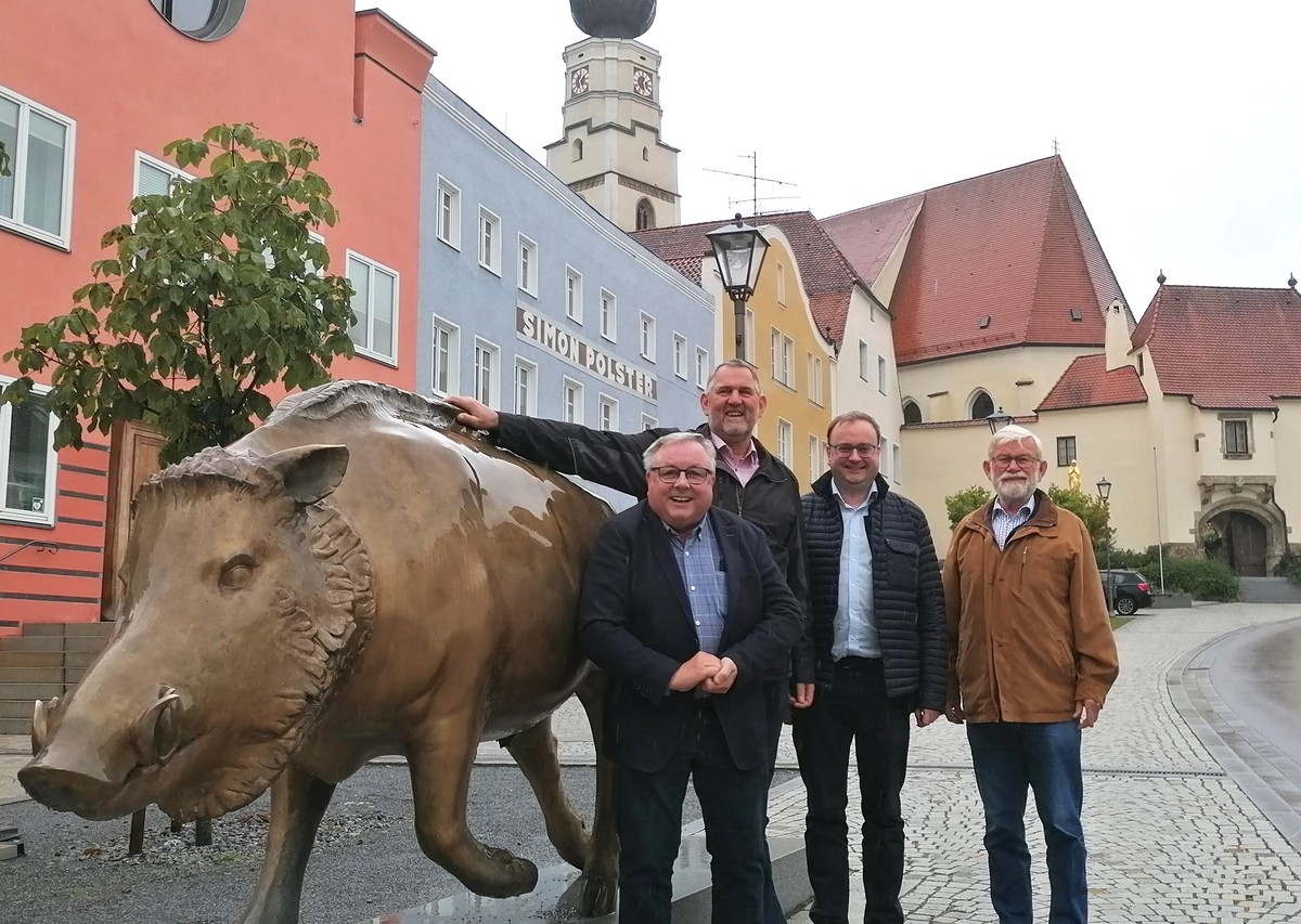 Foto (Thomas Hansbauer): neben dem Klarner Keiler (v. l.): 2. Brgermeister Raymund Vogl-Hainthaler, 1. Brgermeister Willi Lindner, 3. Brgermeister Hans Dobler und MdL Stefan Meyer.