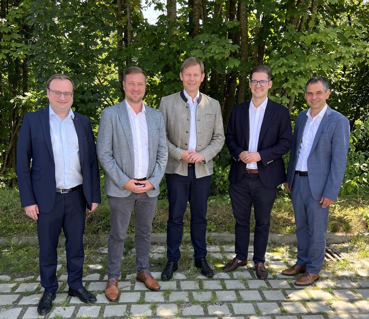  Foto (Bro Erndl): (v. l.) MdL Stefan Meyer, MdL Josef Heisl, MdB Thomas Erndl, MdB Stephan Pilsinger und Landrat Raimund Kneidinger. 