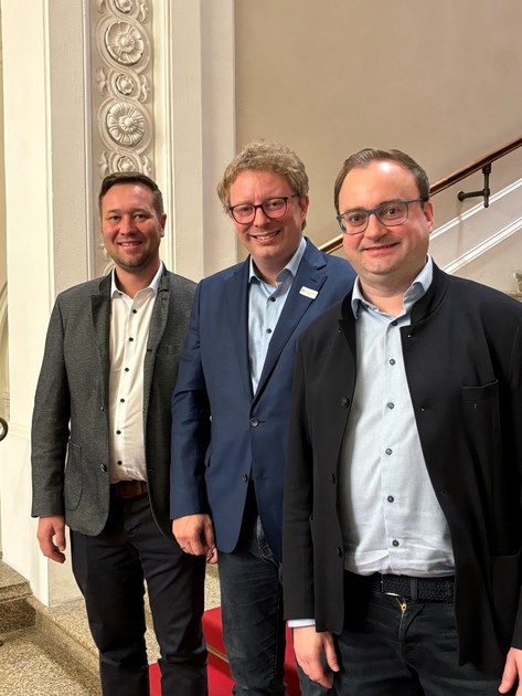 Foto (Thomas Hansbauer): (v. l.) MdL Josef Heisl, Jochen Schweitzer und MdL Stefan Meyer.