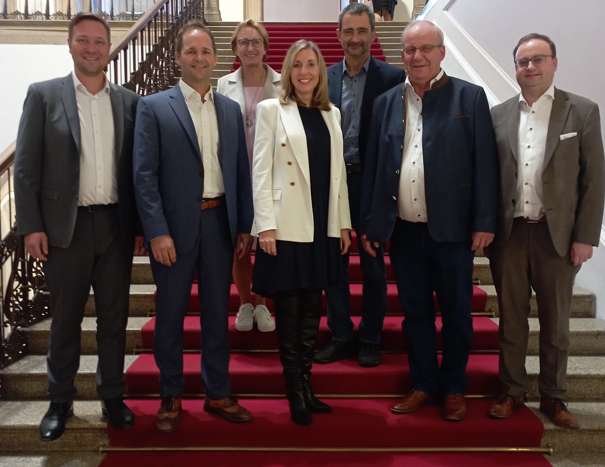 (v. l.) MdL Josef Heisl, Schulamtsdirektor Klaus Sterner, MdL Roswitha Toso, Staatsministerin Anna Stolz, Schulamtsdirektor Thomas Knab, MdL Christian Lindinger und MdL Stefan Meyer zum Gesprch.