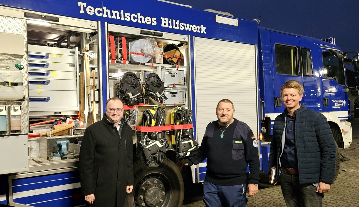 Foto (Stefanie Starke): (v. l.) MdL Stefan Meyer, stellvertretender THW-Ortsbeauftragter Hermann Simmerl und CSU-Stadtrat Stephan Katzbichler.