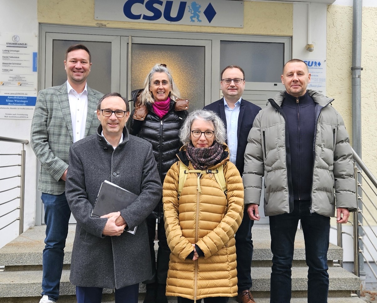 Foto (Stefanie Starke): (v. l.) MdL Josef Heisl, Christian Just (Vorsitzender Wirtschaftsforum Passau), Christine Lindmeier, Tanja Mayerhofer (Fachinformationszentrum Einwanderung Ostbayern), MdL Stefan Meyer und Dr. Alexander Ponomarov (IQ Qualifizierung