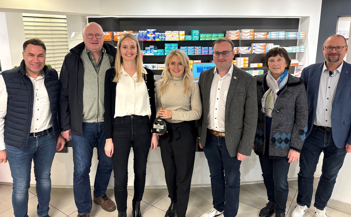 Foto (Thomas Hansbauer): (v. l.) Tobias Semmler, Dr. Robert Metzler, Claudia Stegh, Viktoria Wolf-Hgn, MdL Stefan Meyer, Maria Rauch, Markus Khnert.