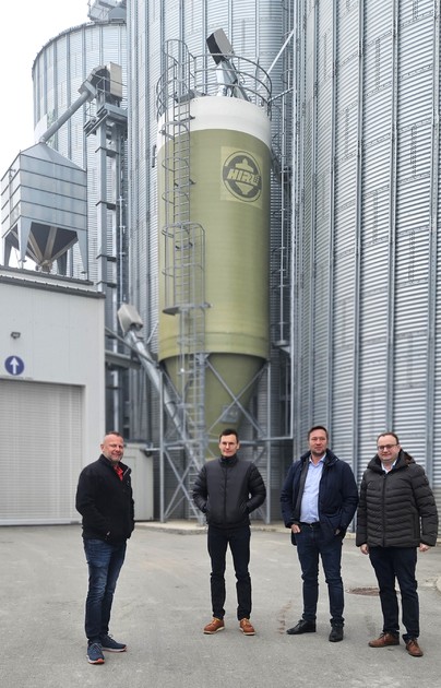 Foto (Stefanie Starke): (v. l.) Bautechniker Stefan Treipl, Geschftsinhaber Lorenz Maier, MdL Josef Heisl und MdL Stefan Meyer.