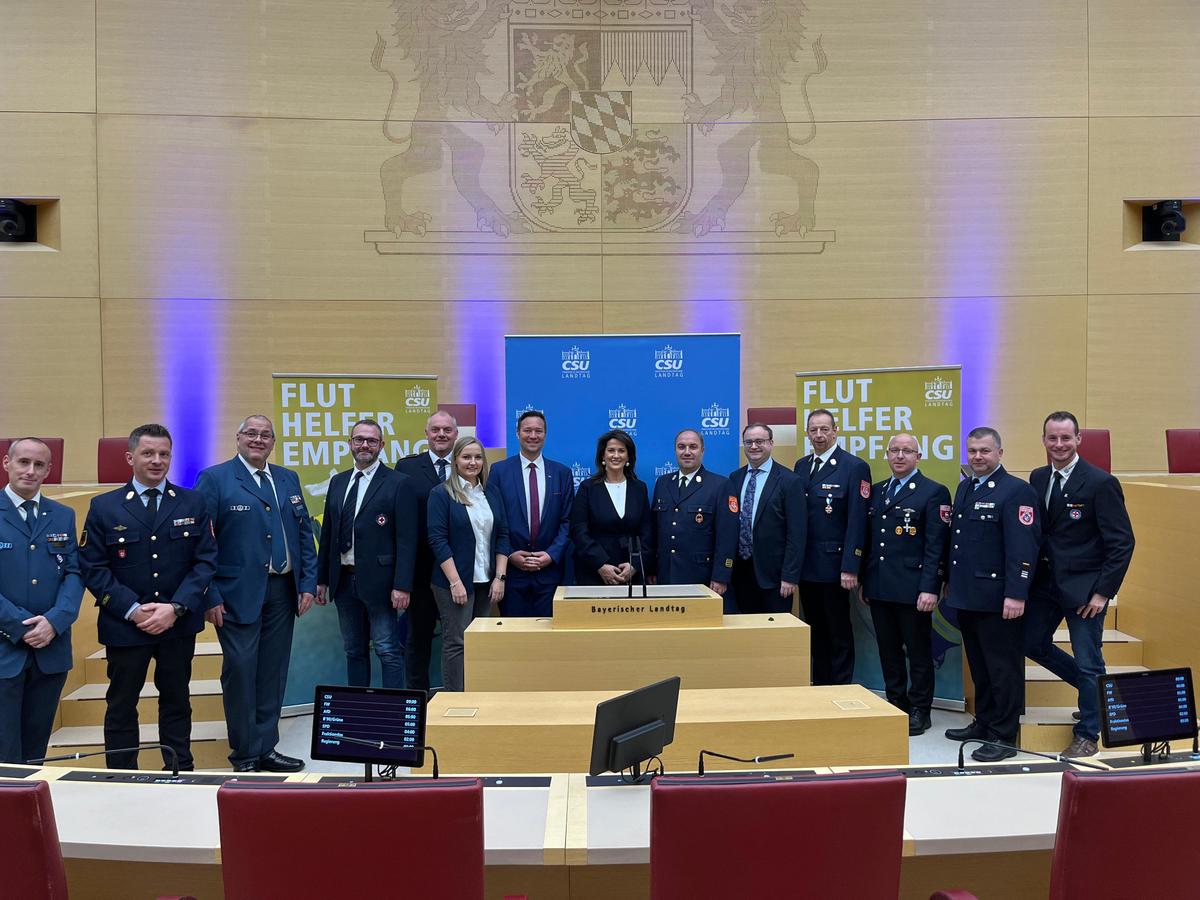 Foto (Laura Eigsperger): zusammen mit Staatsministerin Michaela Kaniber (7. v. r.) begren Josef Heisl (7. v. l.) und Stefan Meyer (5. v. r.) die Fluthelfer aus dem Landkreis Passau im Bayerischen Landtag.