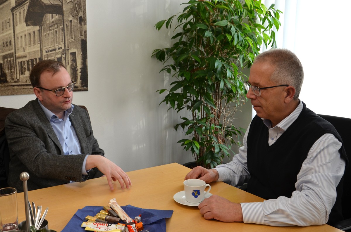 Foto (Stefanie Starke): MdL Stefan Meyer im Gesprch mit Robert Grabler, Brgermeister der Marktgemeinde Aidenbach.