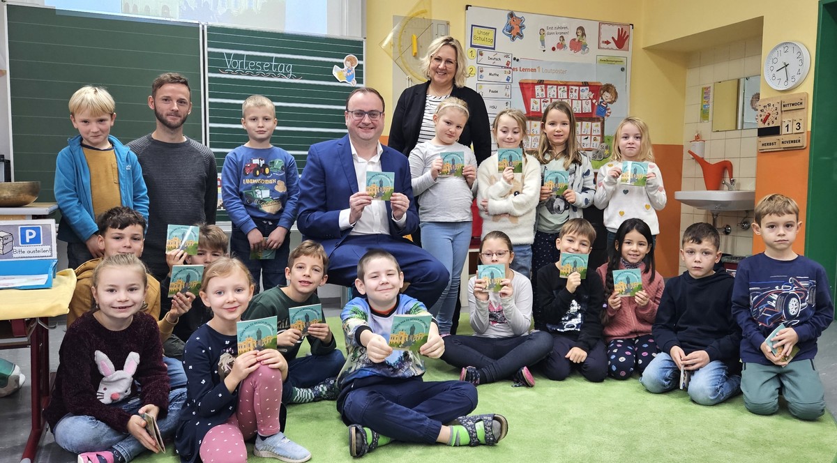 Foto (Stefanie Starke): (v. l.) MdL Stefan Meyer mit Schlerinnen und Schlern der ersten und zweiten Klasse der Grundschule Klarn mit der stellvertretenden Schulleiterin Bettina Obermeier-Hechinger und Lehrer Alexander Bersuch.