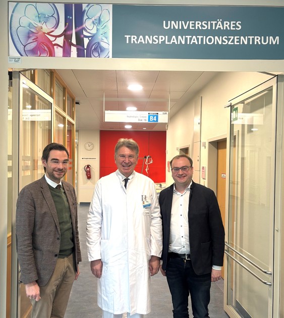 Foto (Thomas Hansbauer): (v. l.) MdL Stephan Oetzinger, Univ.-Prof. Dr. med. Bernhard Banas, MdL Stefan Meyer.