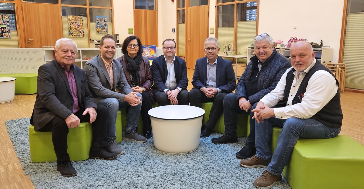 Foto (Stefanie Starke): Brgermeister Michael Diewald, Schulamtsdirektor Klaus Sterner, Rektorin Monika Buchbauer, MdL Stefan Meyer, Brgermeister Robert Grabler, Brgermeister Harald Mayrhofer und Schulamtsdirektor Christoph Sosnowski.