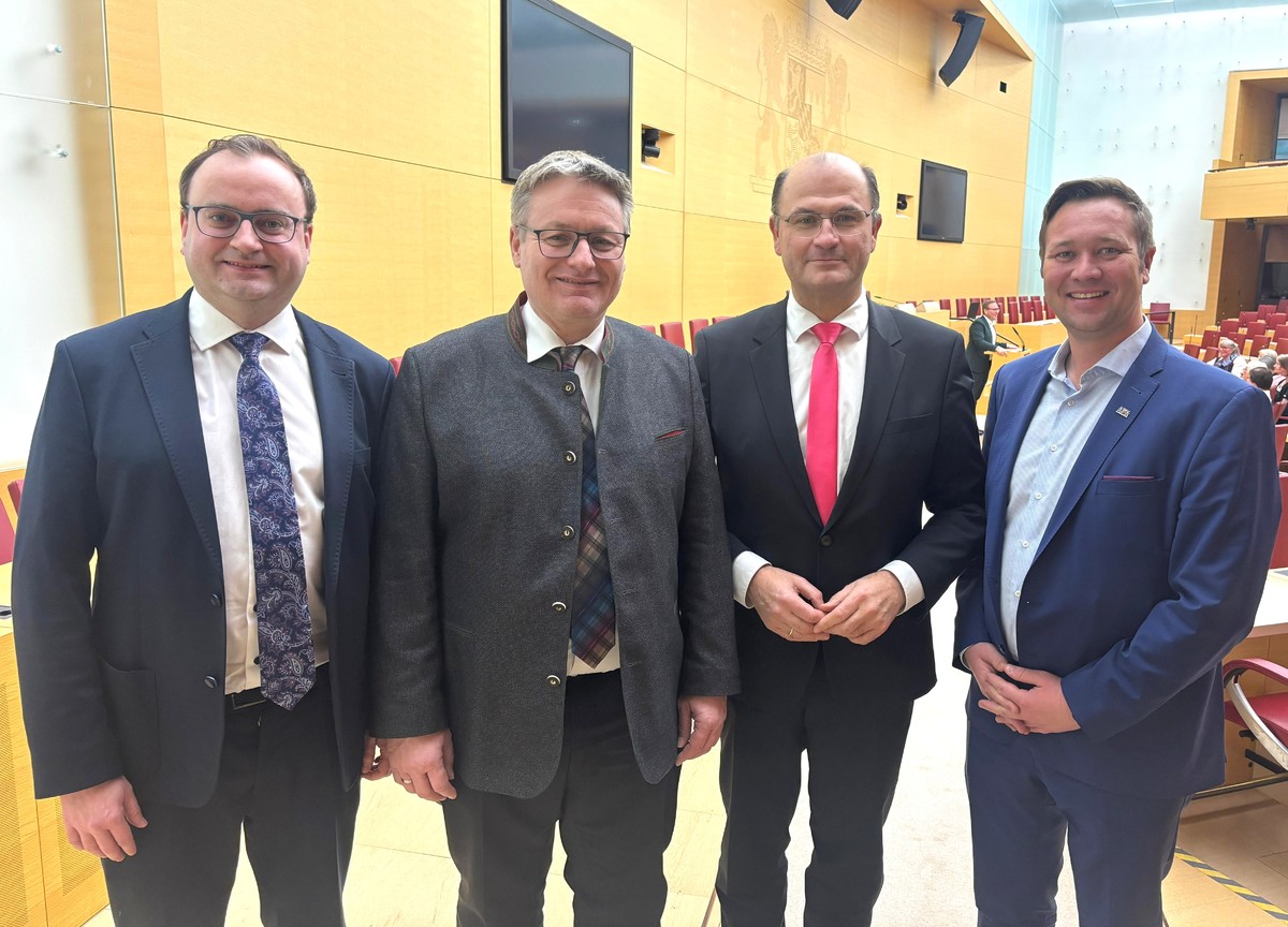  Foto (privat): (v. l.) MdL Stefan Meyer, MdL Josef Zellmeier in seiner Funktion als Vorsitzender des Haushaltsausschusses im Bayerischen Landtag, Staatsminister fr Finanzen und Heimat Albert Fracker und MdL Josef Heisl.