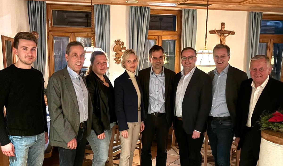 Foto (CSU): (v. l.) Ernst Geislberger-Schieleder, Hans Koller, Eva Resl, Cornelia Wasner-Sommer, Raimund Kneidinger, Stefan Meyer, Stephan Dorn und Horst Wipplinger.
