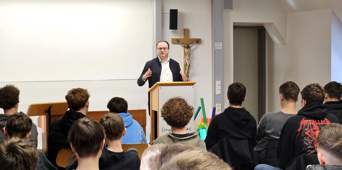 Foto (Stefanie Starke): MdL Stefan Meyer im Rahmen des Tages der freien Schulen mit der Aktion Politik macht Schule an der Coelestin-Maier Realschule in Schweiklberg. 