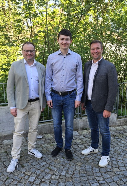  Foto (Stefanie Starke): MdL Stefan Meyer (l.) und MdL Josef Heisl (r.) mit dem gemeinsamen Praktikant Michael Scherzer.