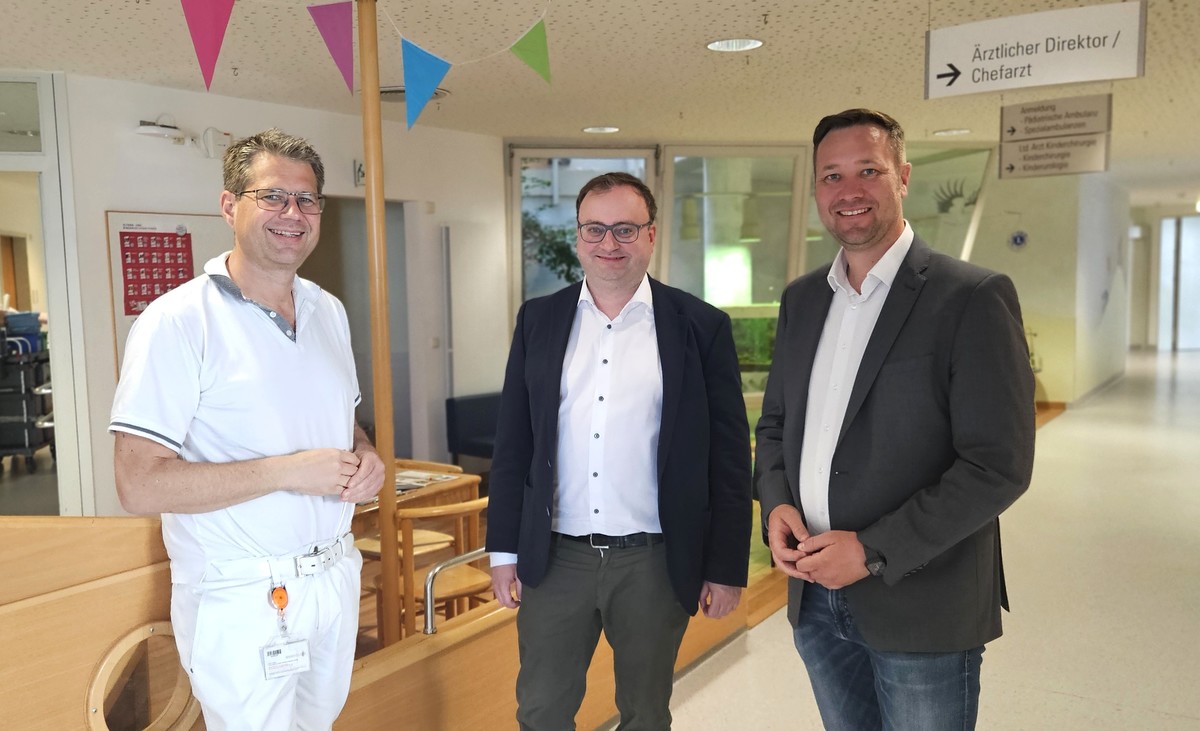 Foto (Stefanie Starke): (v. l.) rztlicher Direktor Prof. Dr. Matthias Keller, MdL Stefan Meyer und MdL Josef Heisl.