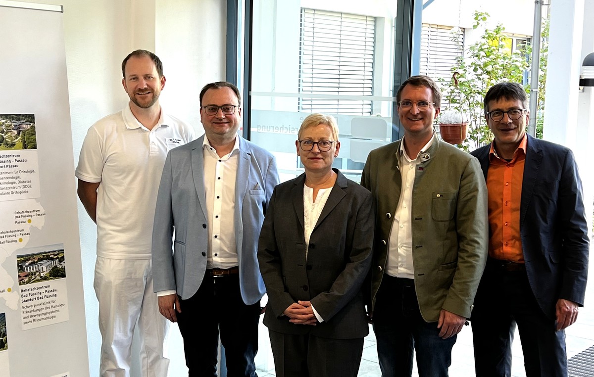 Foto (Abgeordnetenbüro Passau): (v. l.) Dr. Till Richter, MdL Stefan Meyer, Brigitte Iding, Bürgermeister Tobias Kurz und Gerald Weiß. Foto (Abgeordnetenbüro Passau): (v. l.) Dr. Till Richter, MdL Stefan Meyer, Brigitte Iding, Bürgermeister Tobias Kurz und Gerald Weiß.