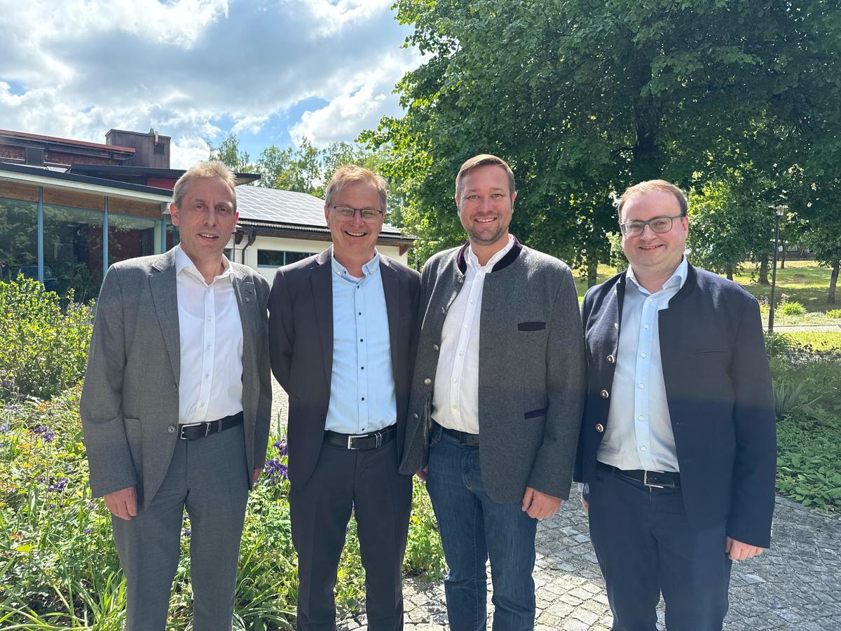 Foto (Abgeordnetenbro Passau): (v. l.) Bundestagsabgeordneter Hans Koller, Brgermeistersprecher Stephan Dorn, Landtagsabgeordnete Josef Heisl und Stefan Meyer.