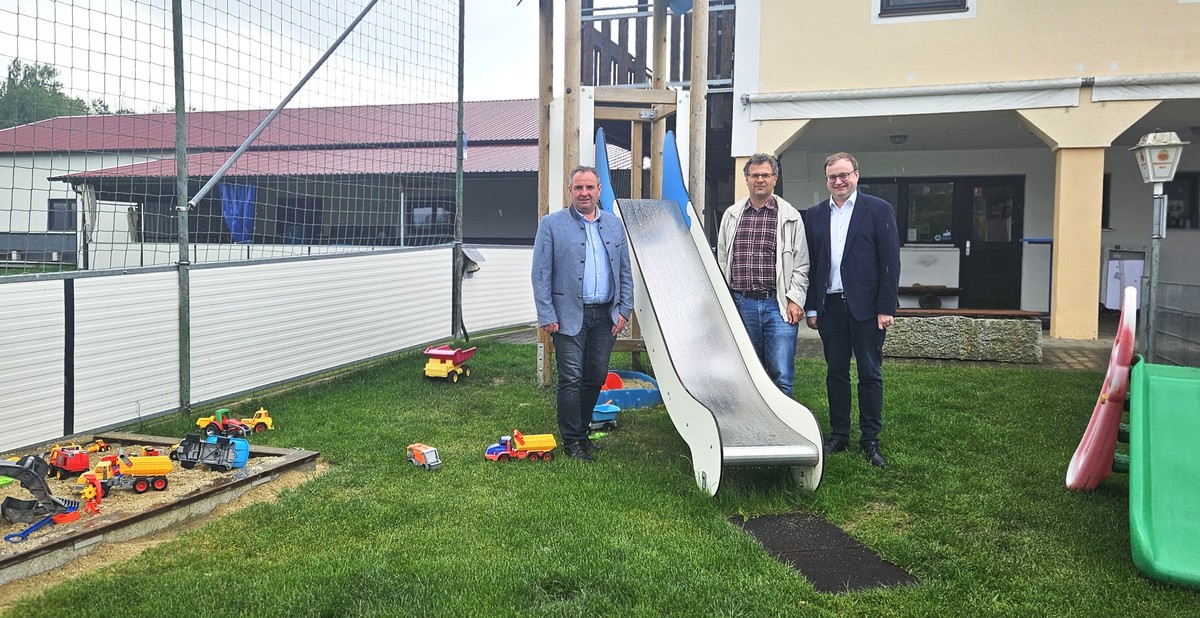 Foto (Stefanie Starke): (v. l.) Ortenburgs Brgermeister Stefan Lang (stellv. Vorsitzende der ILE-Klosterwinkel), ILE-Projektmanager Stephan Romer und MdL Stefan Meyer auf dem Gelnde des Kinderspielplatzes am Sportplatz des FC Unteriglbach.