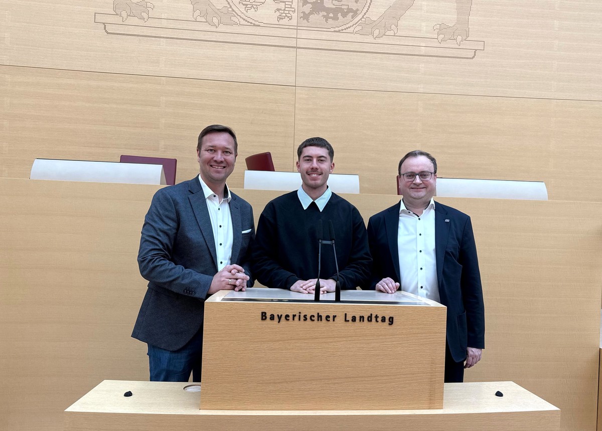 Foto (Abgeordnetenbüro Passau): (v. l.) MdL Josef Heisl, Praktikant Drin Rexhaj und MdL Stefan Meyer. Foto (Abgeordnetenbüro Passau): (v. l.) MdL Josef Heisl, Praktikant Drin Rexhaj und MdL Stefan Meyer.