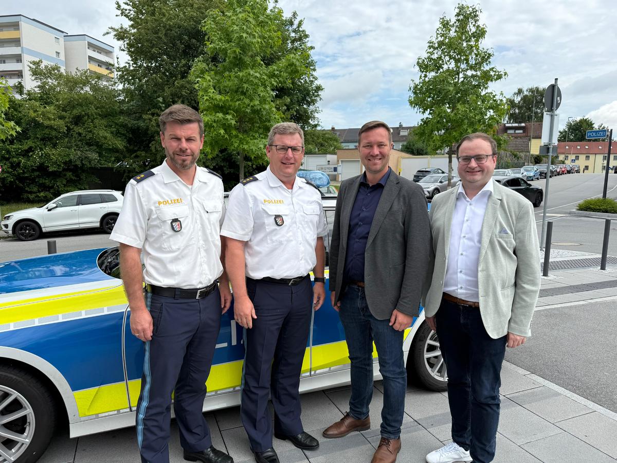 Foto (Laura Eigsperger): Polizeioberrat Sebastian Feucht, Polizeidirektor Christian Dichtl, Josef Heisl MdL, Stefan Meyer MdL 