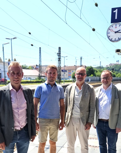 Foto (Stefanie Starke): (v. l.) MdB Hans Koller, Pockinger CSU-Ortsvorsitzender und -Brgermeisterkandidat Ernst Geislberger-Schieleder, DB-Konzernbevollmchtigter Heiko Bttner und MdL Stefan Meyer.