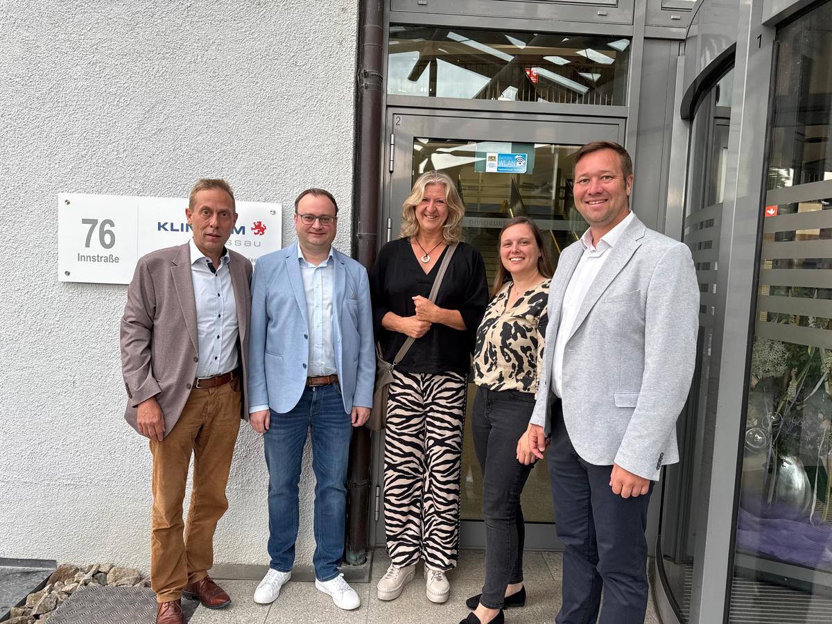 Foto (Laura Eigsperger): MdB Hans Koller, MdL Stefan Meyer, Hebammensprecherin Diane Mohrauer, Hebammensprecherin Katharina Schmller und MdL Josef Heisl.