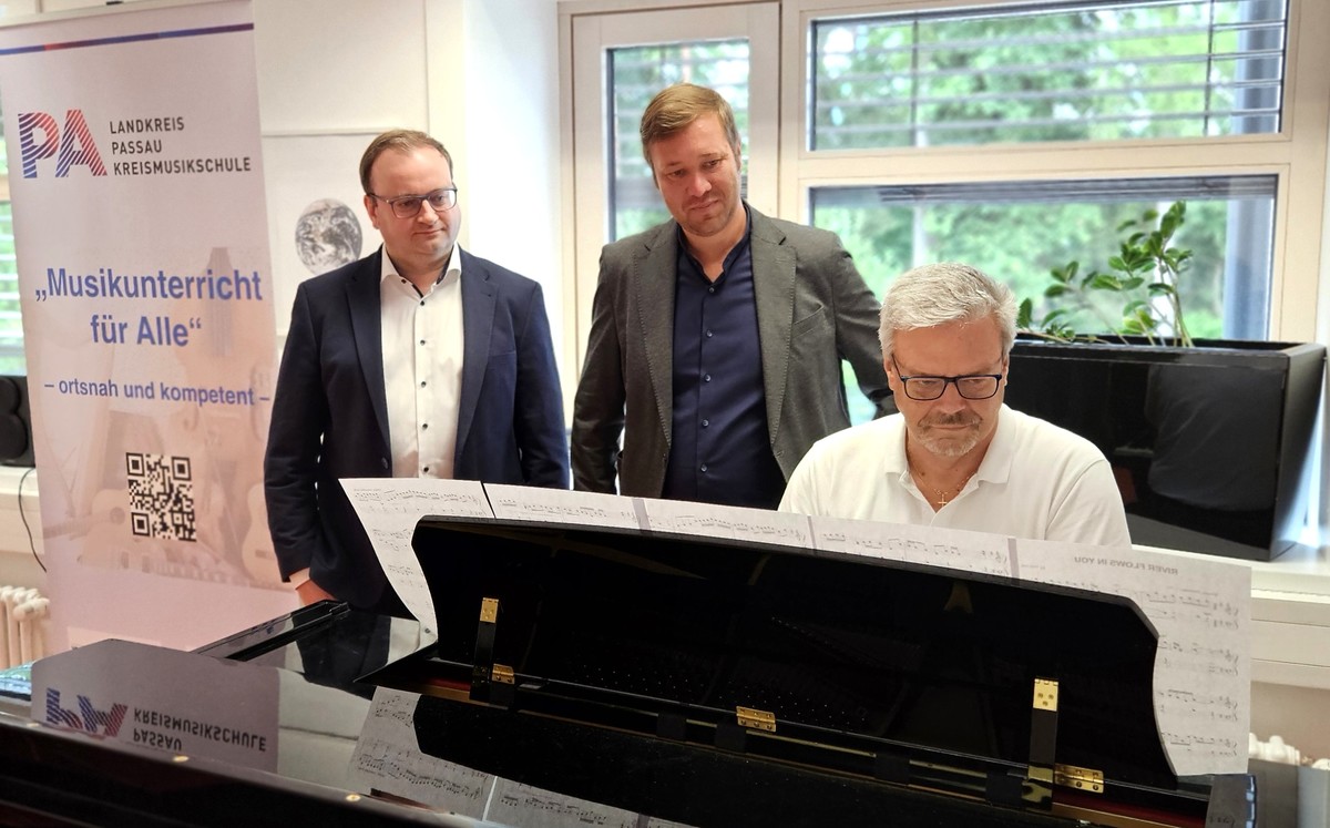 Foto (Stefanie Starke): (v. r.) Kreismusikschulleiter Kurt Brunner spielt den CSU-Landtagsabgeordneten Josef Heisl und Stefan Meyer ein Stck auf dem Klavier vor.