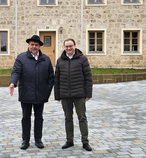  Foto (Archiv Abgeordnetenbro): (v. l.) Brgermeister Georg Hofer und MdL Stefan Meyer.