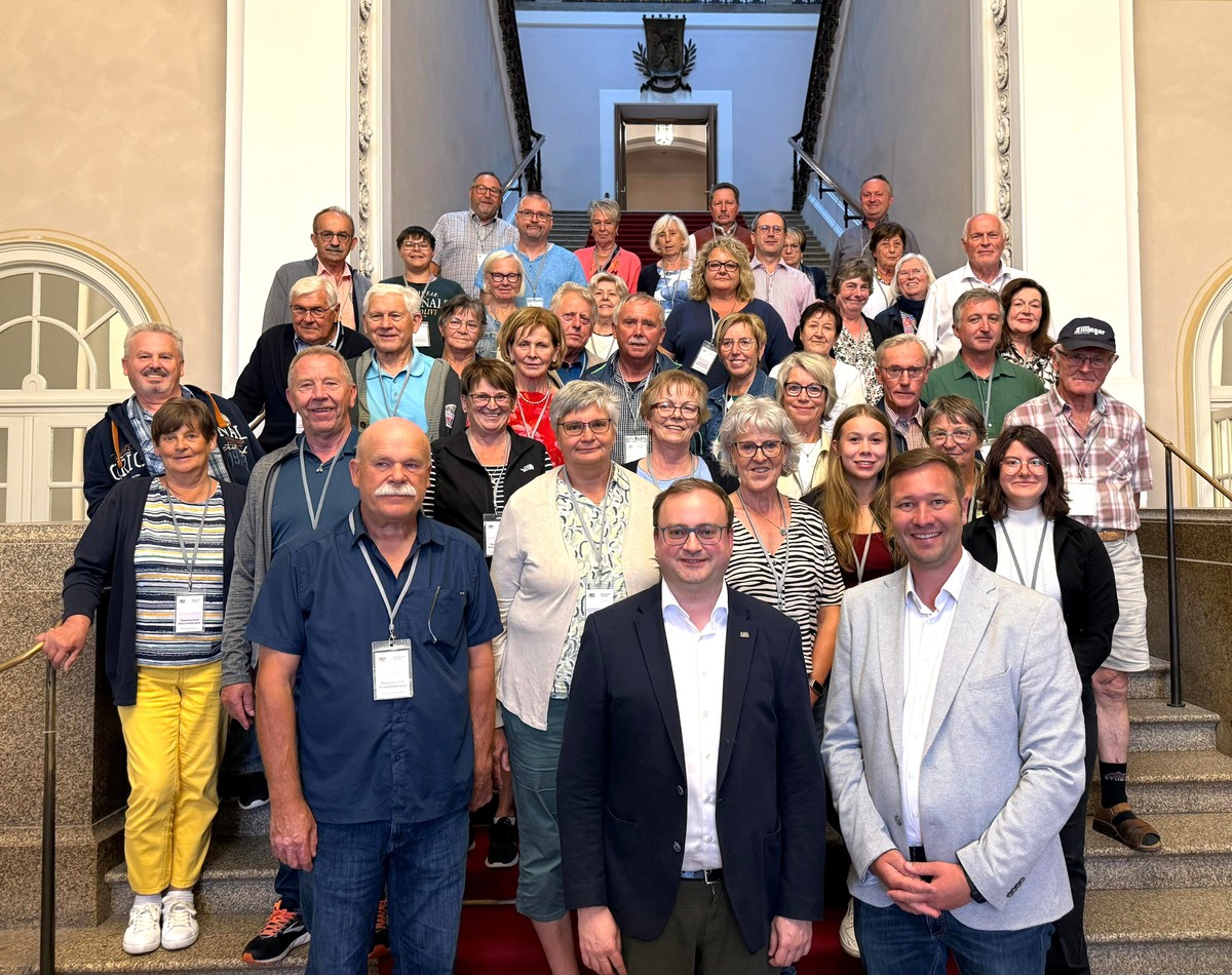 Foto (Abgeordnetenbro Passau): Die CSU-Landtagsabgeordneten (vorne im Bild) Stefan Meyer und Josef Heisl mit einer Besuchergruppe aus der Heimat im Bayerischen Landtag.