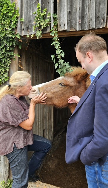 Foto (Stefanie Starke): (v. l.) Pferdeliebhaberin Karin Azhar zeigt MdL Stefan Meyer ihren Reiterhof in Schnerting. 
