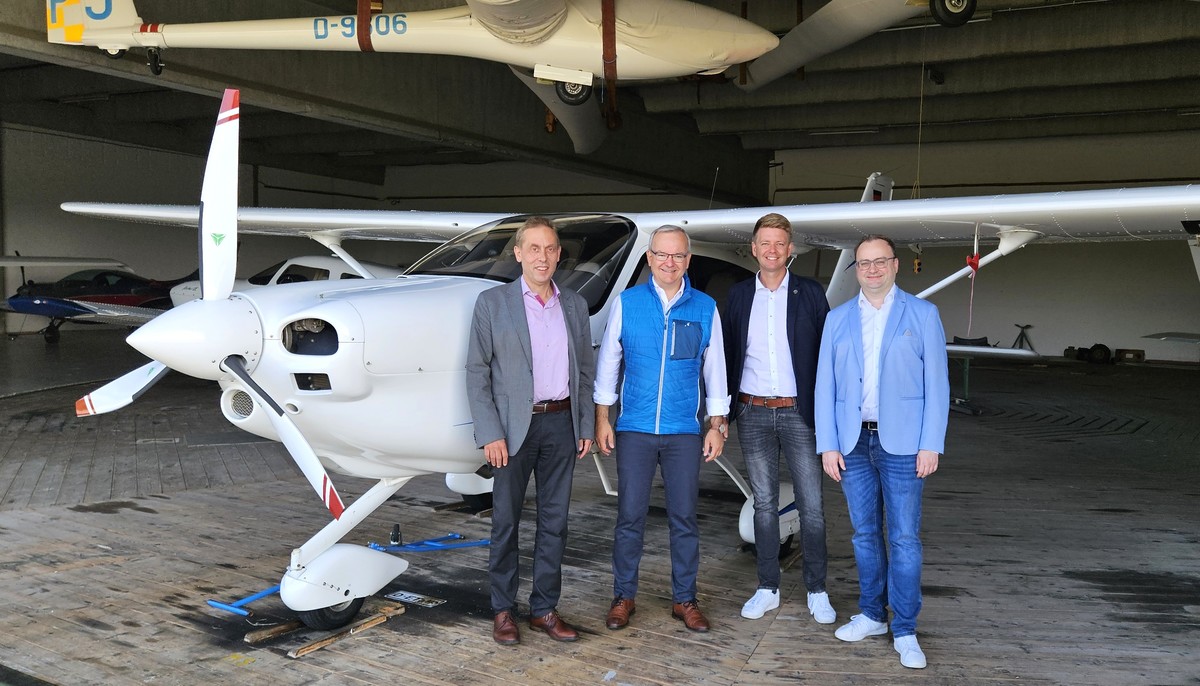 Foto (Stefanie Starke): (v. l.) MdB Hans Koller, Luftsportvereinsvorsitzender Dr. Michael Steinmller, Stadtrat Stephan Katzbichler und MdL Stefan Meyer. 