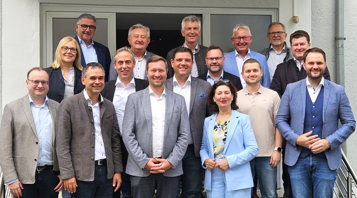 Foto (BWK): Die Bundeswahlkreiskonferenz mit dem Vorsitzenden Josef Heisl (vorne, 3.v.l.) und dem neuen Geschftsfhrer Michael Fuchs (vorne, 1.v.r.).