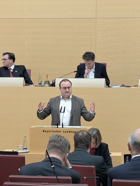 Foto (Abgeordnetenbro Passau): MdL Stefan Meyer bei der Plenarrede zum Reha-Paket
