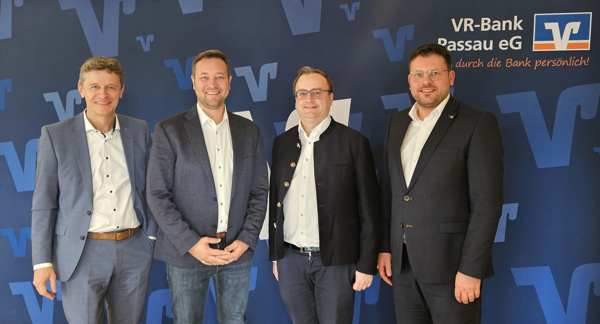 Foto (Stefanie Starke): (v. l.) Vorstand Josef Eberle, MdL Josef Heisl, MdL Stefan Meyer und der Vorstandsvorsitzende Otmar Knaus.  Foto (Stefanie Starke): (v. l.) Vorstand Josef Eberle, MdL Josef Heisl, MdL Stefan Meyer und der Vorstandsvorsitzende Otmar Knaus.