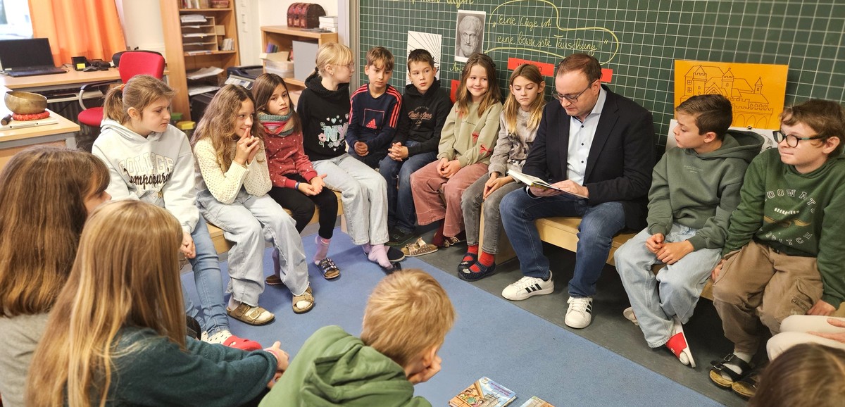 Foto (Stefanie Starke): MdL Stefan Meyer liest am bundesweiten Vorlesetag an der Grundschule Windorf aus dem Landtagskrimi.