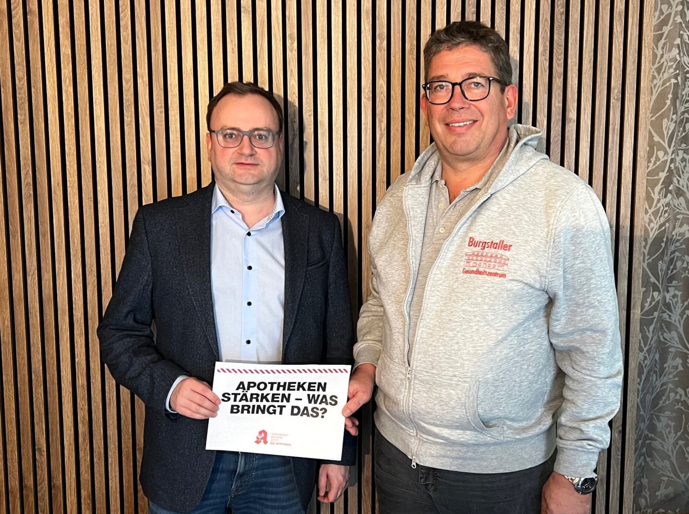 Foto (Abgeordnetenb�ro Passau): (v. l.) MdL Stefan Meyer und Apothekensprecher Stefan Burgstaller.