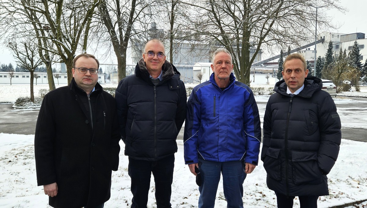  Foto (Stefanie Starke): (v. l.) MdL Stefan Meyer, Gesch�ftsf�hrer Stefan Bauer, Betriebsrat Gerhard Leitner, MdB Hans Koller.