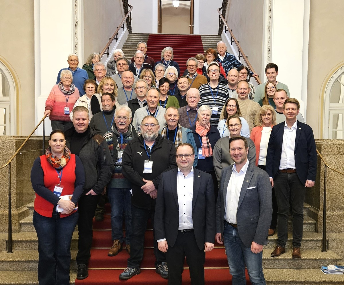 Foto (Abgeordnetenb�ro Passau): MdL Stefan Meyer und MdL Josef Heisl mit einer Besuchergruppe aus dem Stimmkreis Passau-West zu Gast im Bayerischen Landtag in M�nchen.