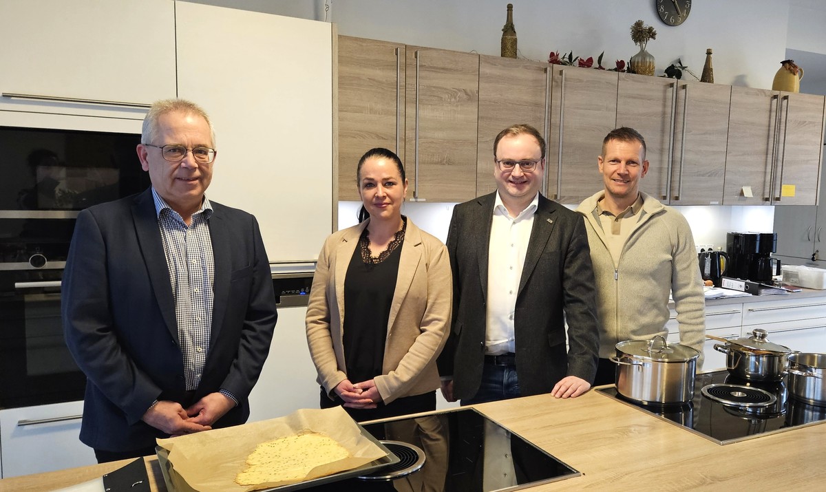 Foto (Stefanie Starke): (v. l.) B�rgermeister Robert Grabler, Juliane Stettinius-M�ckel (Pflegedienstmanagerin), MdL Stefan Meyer und Inhaber Eduard Wall.