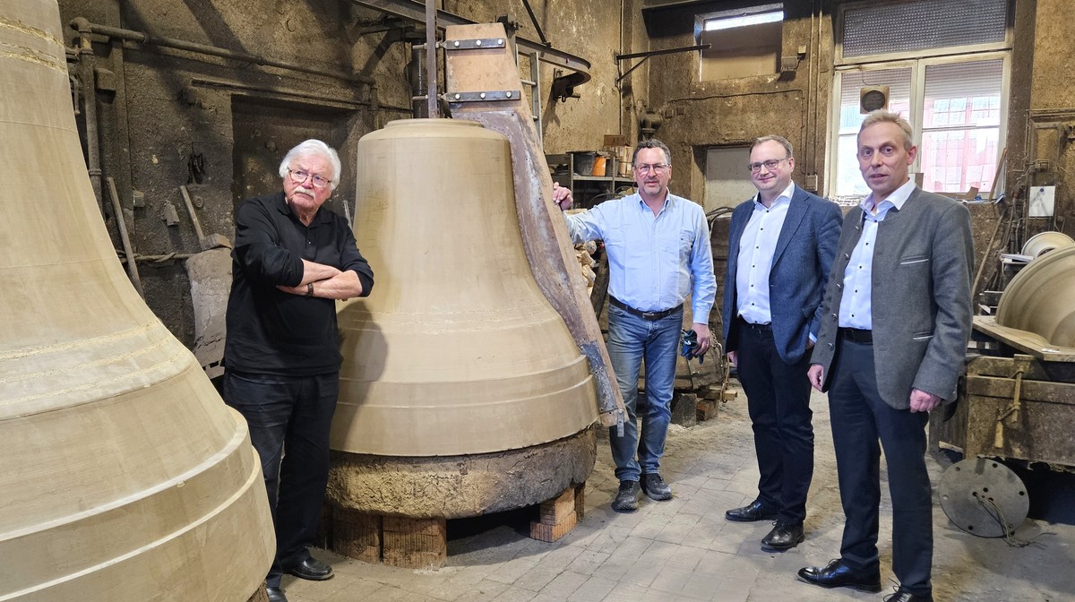 Foto (Stefanie Starke): (v. l.) Honorarkonsul Konrad Kobler, Gesch�ftsinhaber Rudolf Perner, MdL Stefan Meyer und MdB Hans Koller.  