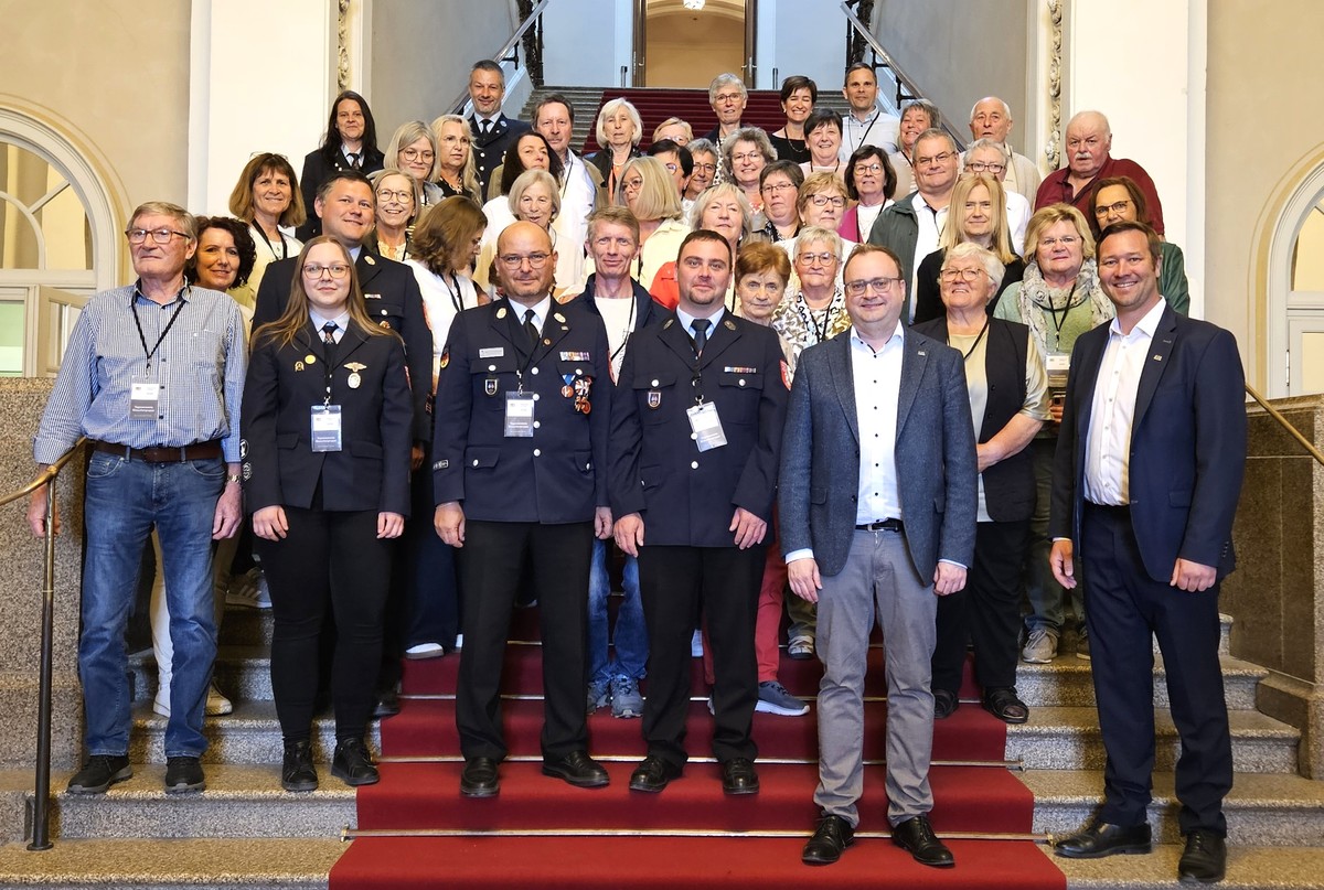 Foto (Stefanie Starke): MdL Stefan Meyer (vorne) mit MdL Josef Heisl (r.) und der Besuchergruppe aus dem Stimmkreis auf der roten Treppe im Bayerischen Landtag in M�nchen.