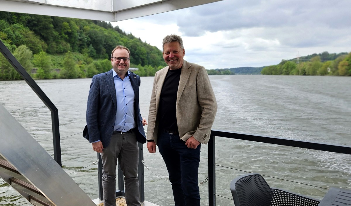 Foto (Stefanie Starke): (v. l.) MdL Stefan Meyer im Gespr�ch mit Touristiker Manfred Eichberger.