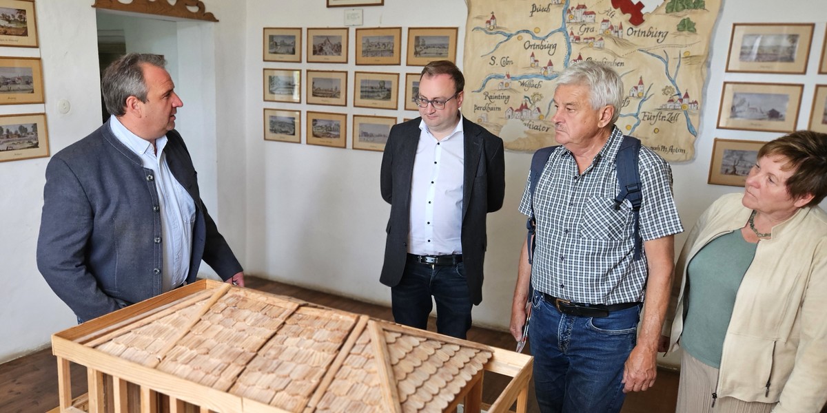 Foto (Stefanie Starke): (v. l.) Ortenburgs B�rgermeister Stefan Lang, MdL Stefan Meyer, Alfons Niederhofer und Rosemarie Berger mit Blick auf ein Modell des fr�heren Pomeranzenhauses. 