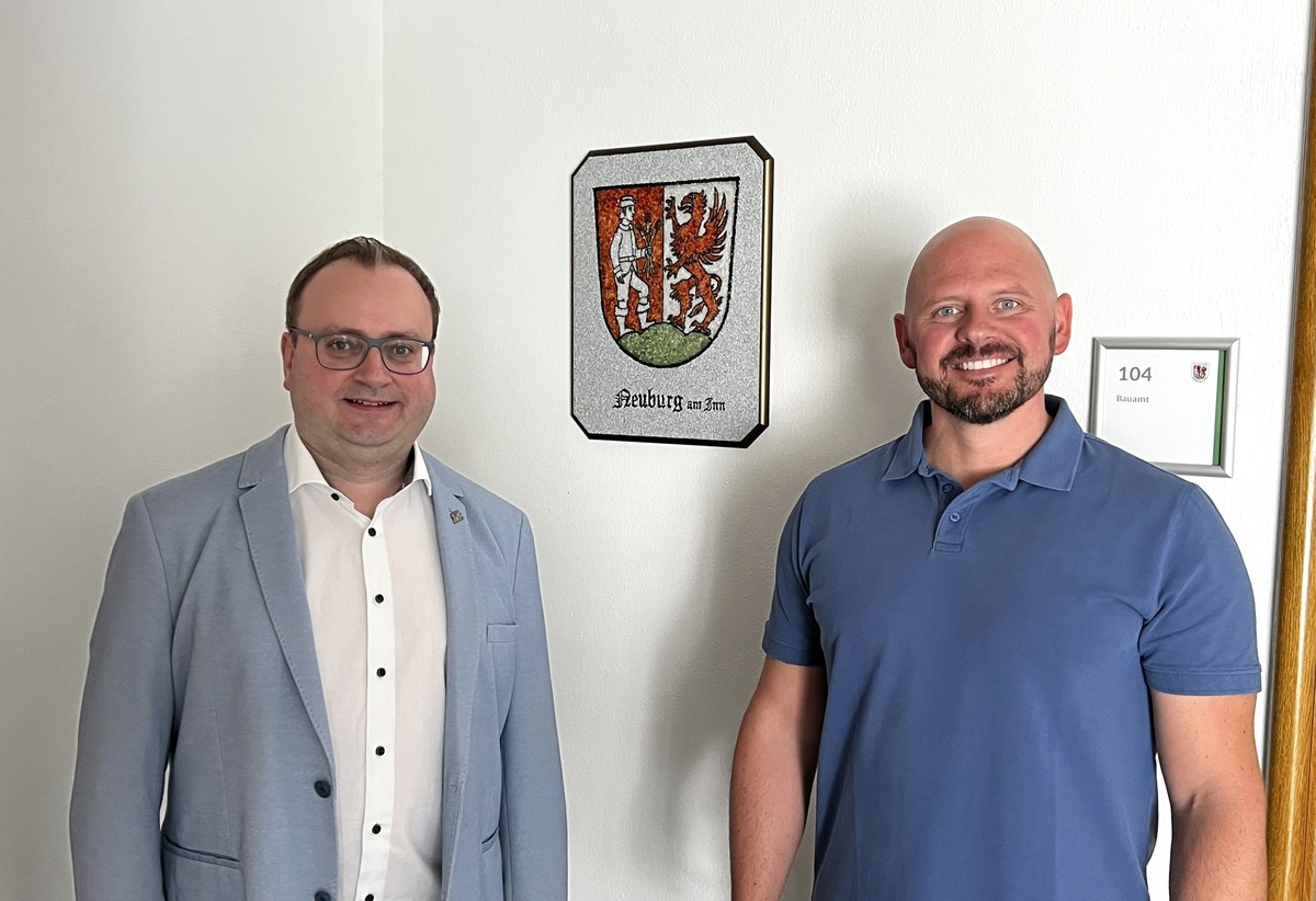 Foto (Abgeordnetenb�ro Passau): (v. l.) MdL Stefan Meyer und Neuburgs B�rgermeister Mike Voggenreiter.